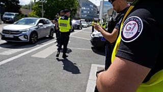 Des policiers français contrôlent les véhicules qui franchissent la frontière entre Genève et Gaillard, le mercredi 10 juin 2026, en prévision du prochain sommet du G7.