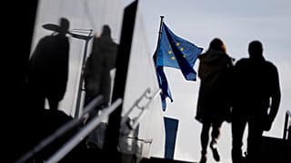 Una pareja pasa junto a la Comisión Europea el 26 de octubre de 2021.