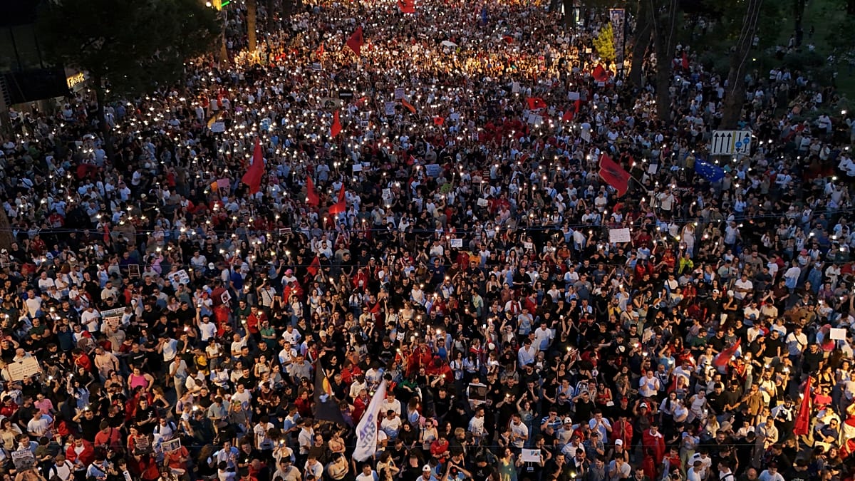 Arnavutluk’ta binlerce kişi sokakta: Protestocular Başbakan 