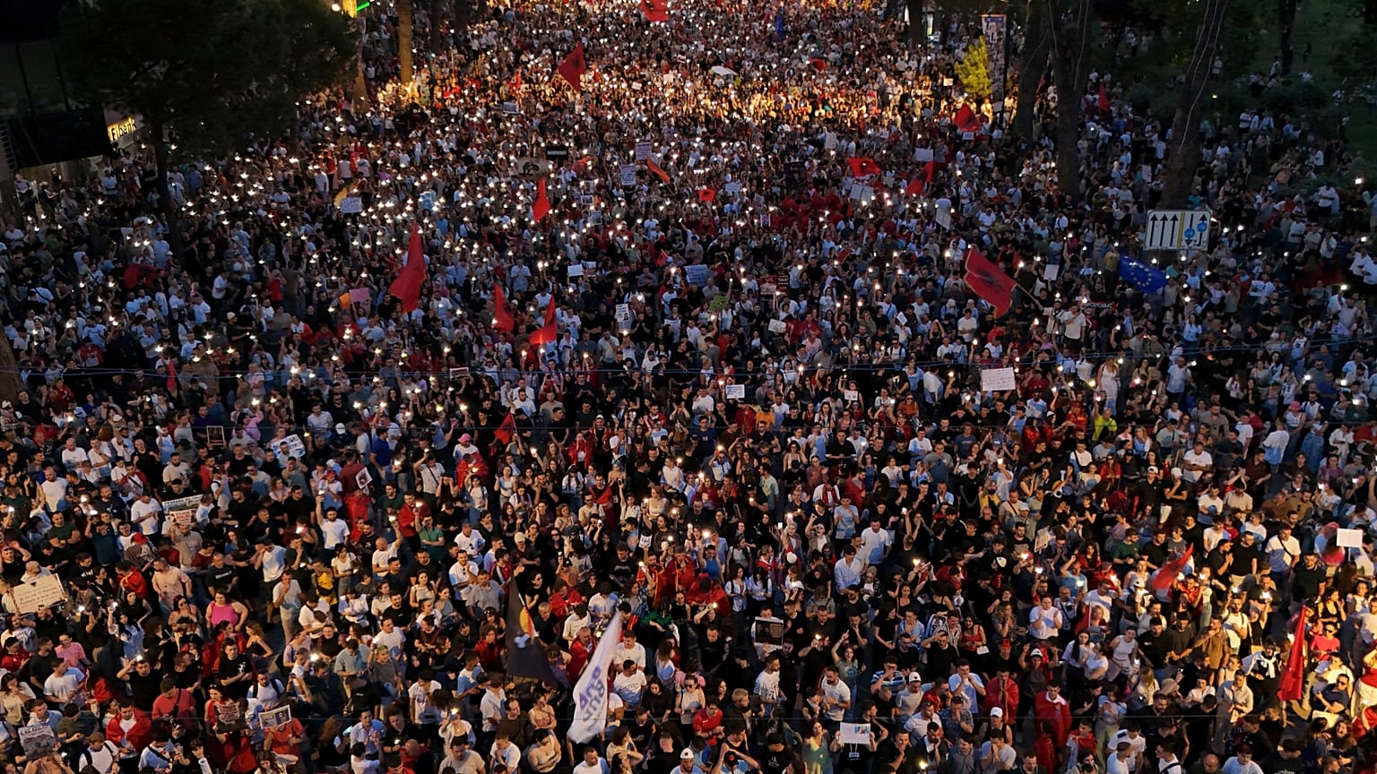 Başkent Tiran’da göstericiler, ülkenin batısındaki Narta Lagünü'de Trump'ın kızı ve damadı ile bağlantılı kıyı geliştirme projesine karşı düzenlenen mitingde / 9 Haziran 2026