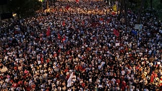 Başkent Tiran’da göstericiler, ülkenin batısındaki Narta Lagünü'de Trump'ın kızı ve damadı ile bağlantılı kıyı geliştirme projesine karşı düzenlenen mitingde / 9 Haziran 2026