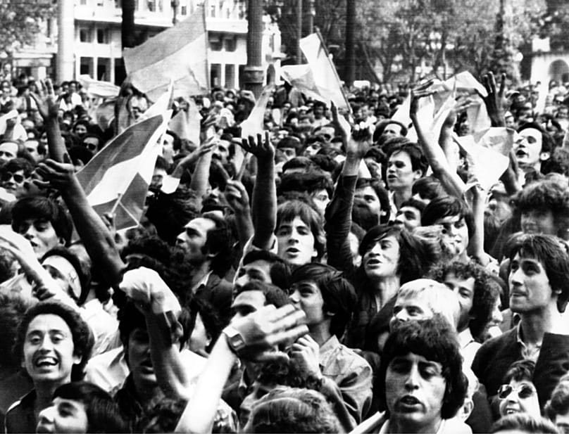 شهروندان آرژانتینی پس از اعلام ورود نیروهای این کشور به جزایر فالکلند (مالویناس) در بوئنوس آیرس جشن می‌گیرند؛ ۲ آوریل ۱۹۸۲