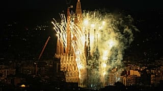 Fuegos artificiales envuelven la Basílica de la Sagrada Familia de Antoni Gaudí, vista desde la Torre Glòries, después del Papa León (Foto AP/Fatima Shbair)
