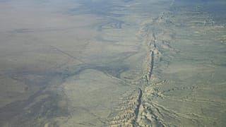 Carrizo Ovası'ndaki San Andreas Fay Hattı'nın havadan çekilmiş fotoğrafı.