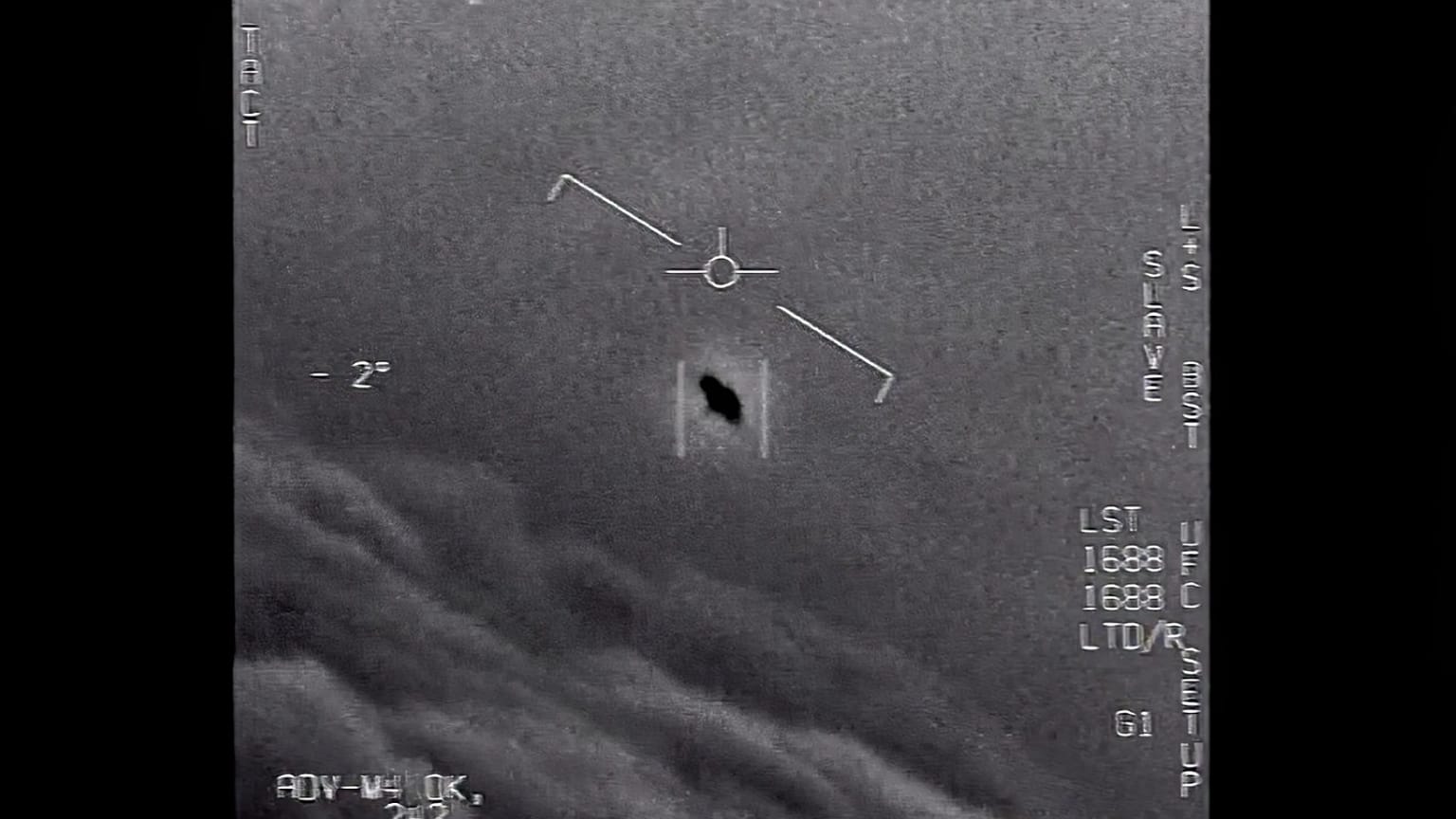 Pentagon'un açıkladığı belgelerde yer alan 2015 tarihli UAP videosundan bir kare.