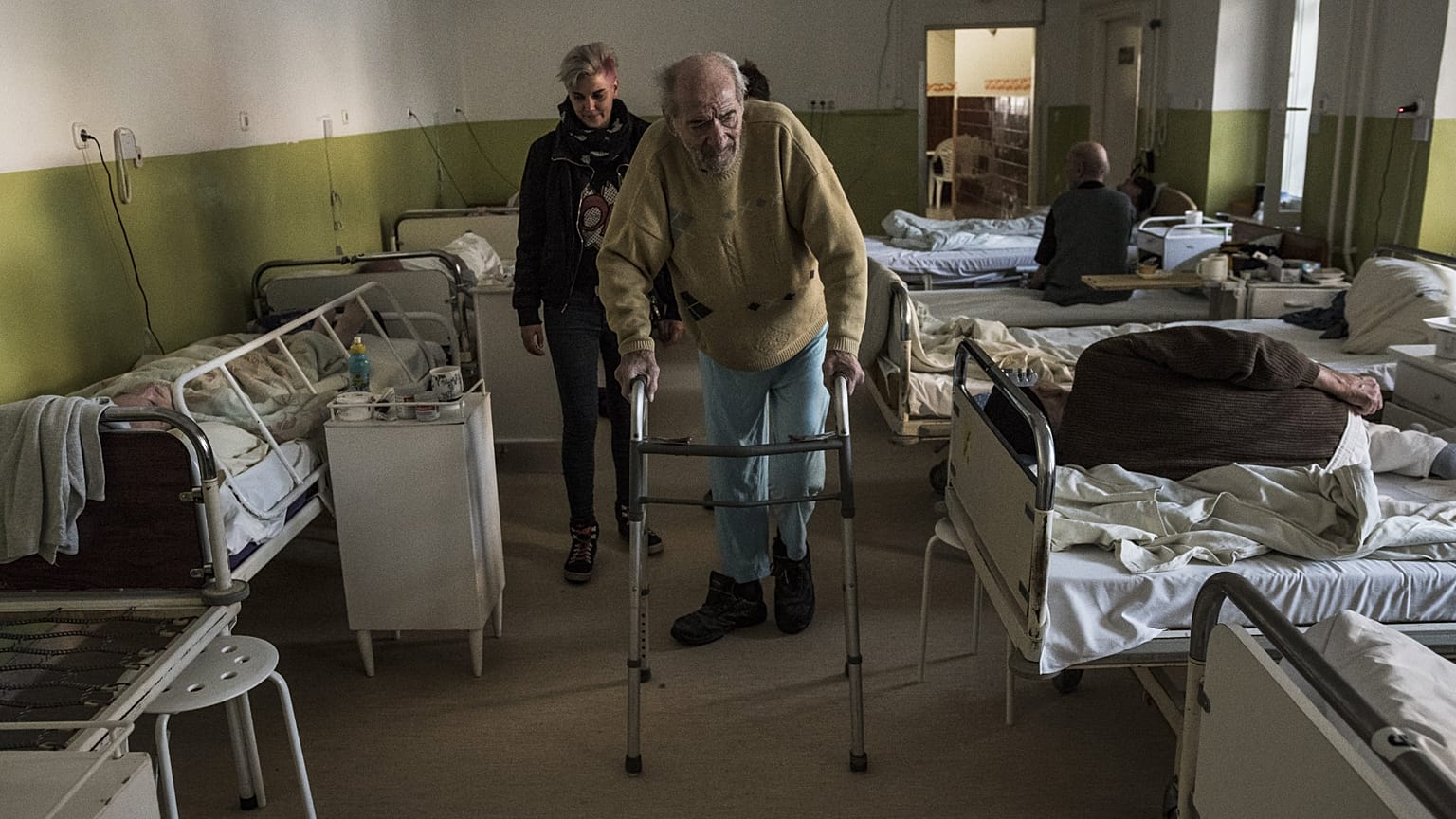 Hajléktalan férfi egy hajléktalanoknak fenntartott fővárosi egészségügyi intézményben