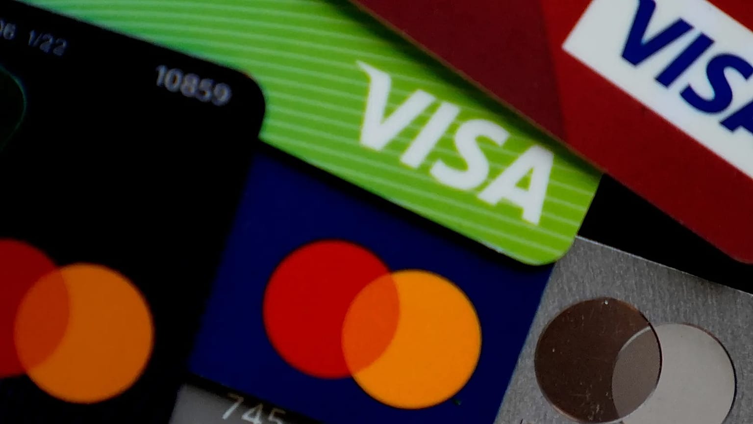 ARCHIVES – Plusieurs cartes de crédit Visa et Mastercard sont présentées à Buffalo Grove, dans l’Illinois, le jeudi 8 février 2024. (Photo AP/Nam Y. Huh, archives)