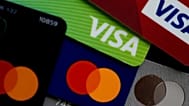 ARCHIVES – Plusieurs cartes de crédit Visa et Mastercard sont présentées à Buffalo Grove, dans l’Illinois, le jeudi 8 février 2024. (Photo AP/Nam Y. Huh, archives)