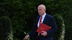 Le ministre de la Défense John Healey arrive pour une réunion du cabinet à Downing Street, à Londres, le mardi 12 mai 2026.