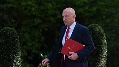 İngiltere Savunma Bakanı, bütçe planlarını eleştirip istifa etti