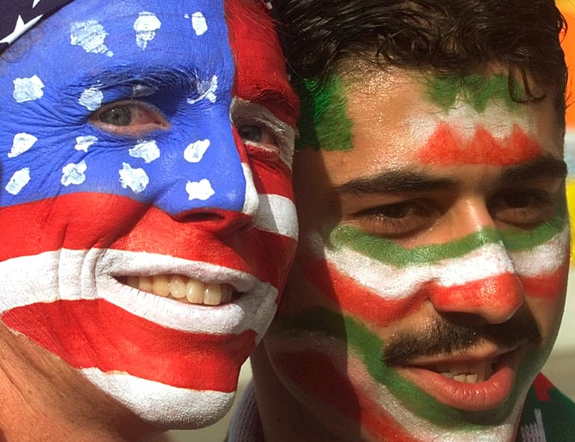 هواداران ایرانی و آمریکایی در بازی فوتبال جام جهانی ۱۹۹۸ در لیون فرانسه