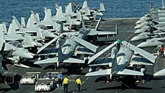 ARCHIVO: Imagen desde el portaaviones USS Abraham Lincoln con aviones de EE UU en la cubierta de vuelo del estrecho de Ormuz, 15 de febrero de 2012