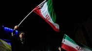 متظاهرون إيرانيون مؤيدون للحكومة يلوحون بأعلام بلادهم في تجمع في طهران، إيران، الأحد 7 يونيو 2026. (صورة من وكالة أسوشيتد برس/وحيد سالمي)