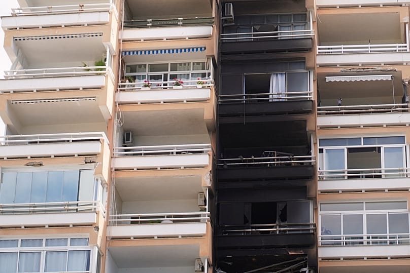 Vista de um apartamento destruído pelas chamas após um incêndio na estância balnear de Magaluf, 11 de junho de 2026