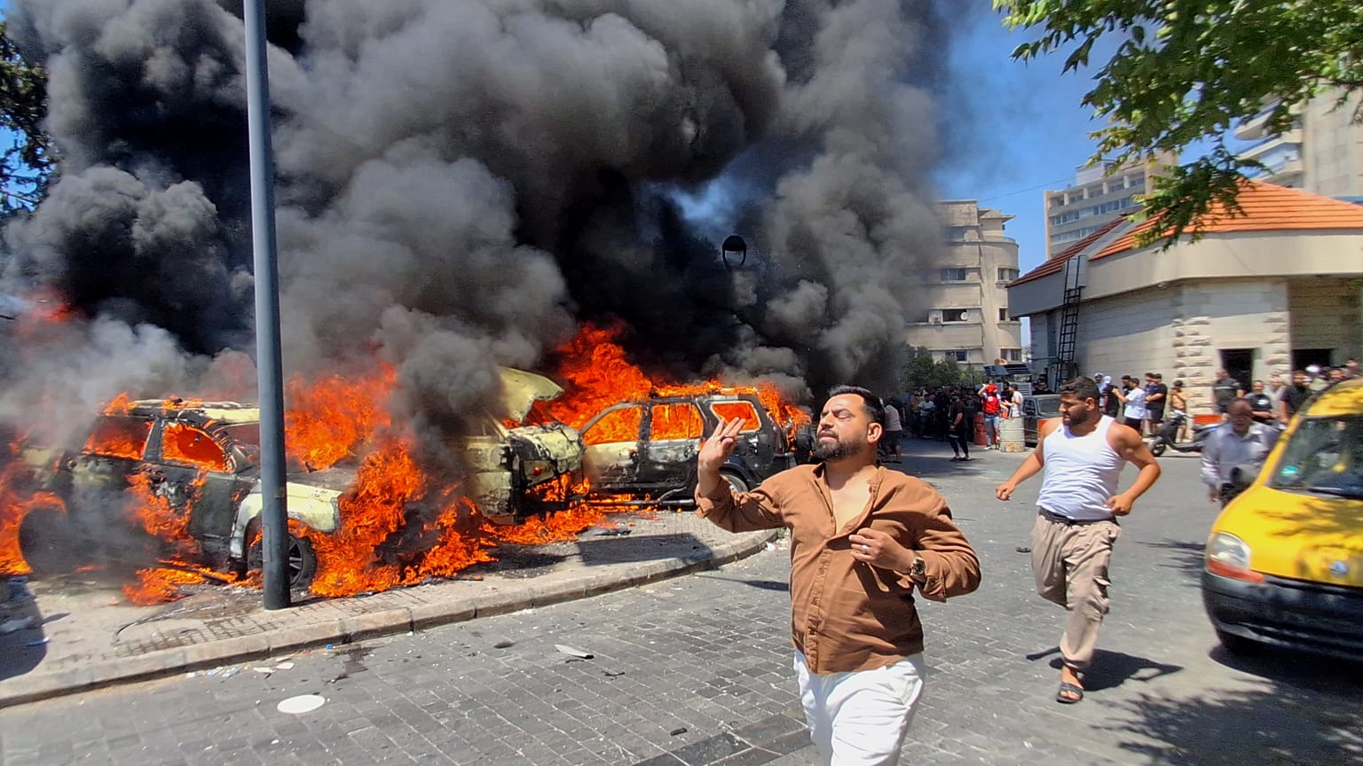 أشخاص يركضون بالقرب من سيارات محترقة عقب غارة جوية إسرائيلية استهدفت مدينة صيدا الساحلية جنوبي لبنان، في 10 يونيو 2026.