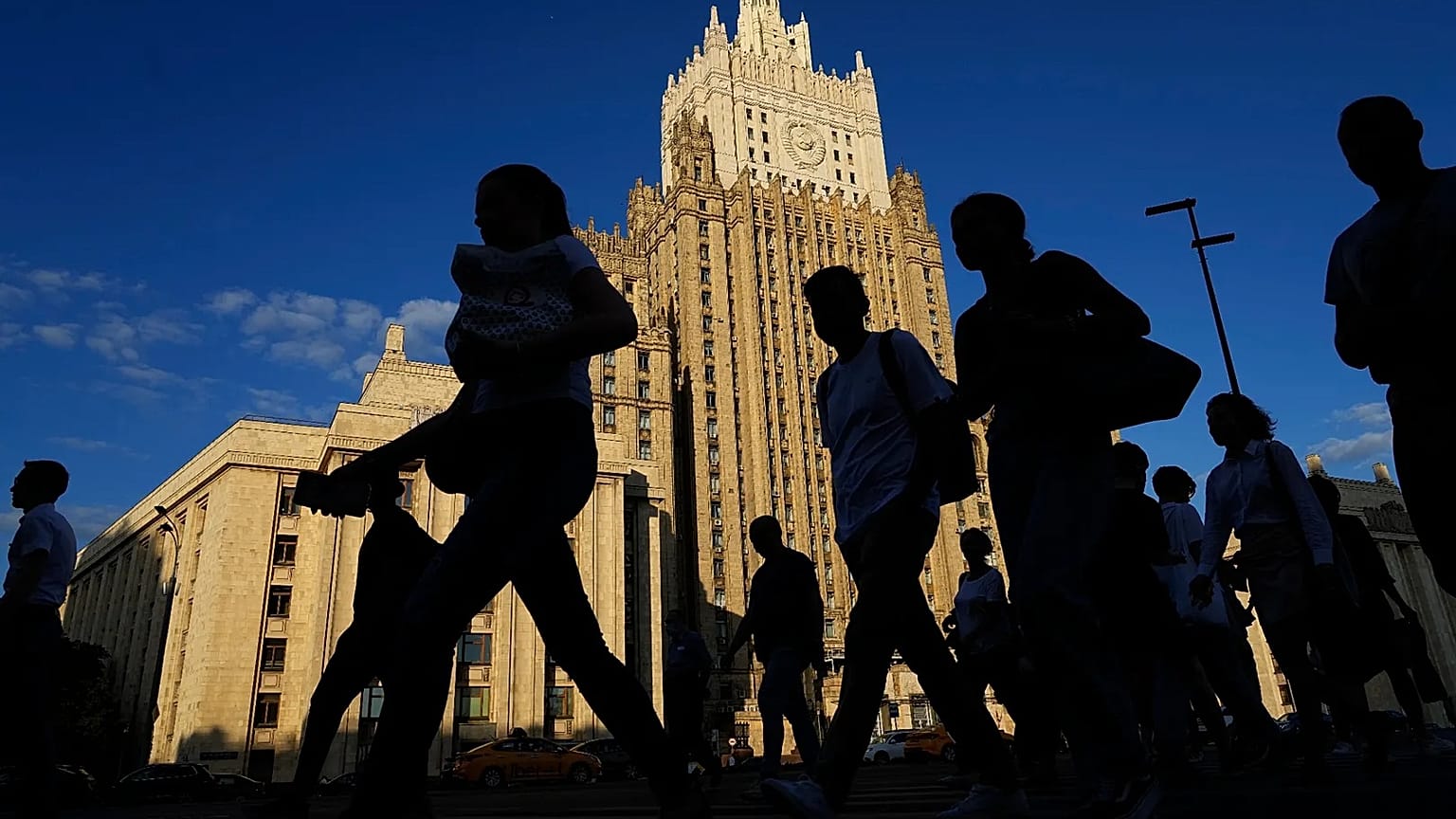 People pass the Russian Foreign Ministry building in Moscow, 5 July, 2021