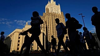 People pass the Russian Foreign Ministry building in Moscow, 5 July, 2021