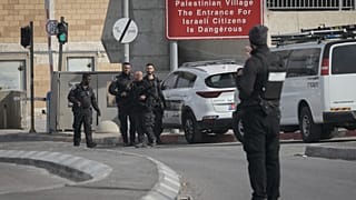 قامت الشرطة الإسرائيلية بتأمين المنطقة عند حاجز قلنديا بين القدس والضفة الغربية، يوم السبت 7 ديسمبر/كانون الأول 2024. (صورة من وكالة أسوشييتد برس/محمود عليان)