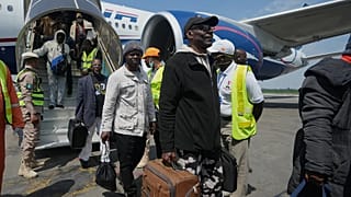 Cittadini nigeriani rimpatriati dal Sudafrica arrivano a Lagos, 11 giugno 2026