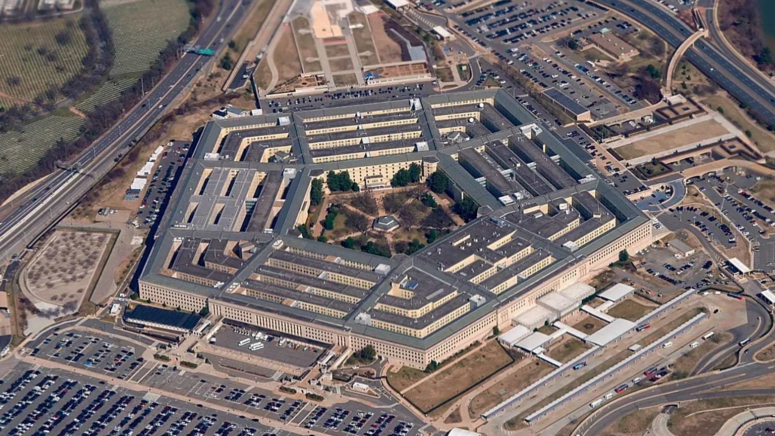 2022'de Virginia, Arlington County'deki Pentagon'un havadan görünümü