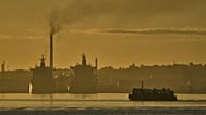 Un ferry cruza la bahía de La Habana pasando por la refinería de petróleo Nico López, donde hay buques cisterna anclados en la bahía de La Habana, Cuba, el 24 de marzo de 2026