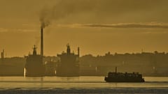 Un ferry cruza la bahía de La Habana pasando por la refinería de petróleo Nico López, donde hay buques cisterna anclados en la bahía de La Habana, Cuba, el 24 de marzo de 2026
