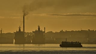 Un ferry cruza la bahía de La Habana pasando por la refinería de petróleo Nico López, donde hay buques cisterna anclados en la bahía de La Habana, Cuba, el 24 de marzo de 2026