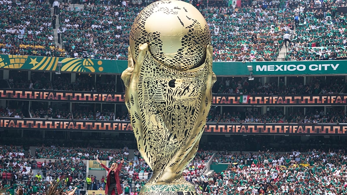 جماهير تتدفق إلى ملعب مكسيكو سيتي قبل انطلاق كأس ا