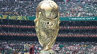 Fher Olvera, chanteur du groupe pop rock mexicain Maná, se produit avant le match du groupe A de la Coupe du monde Mexique-Afrique du Sud à Mexico.