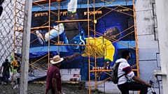 Personas pasan junto a un mural de la leyenda del fútbol brasileño Pelé antes de la inauguración del Mundial de la FIFA en Guadalajara, México, diez de junio de 2026