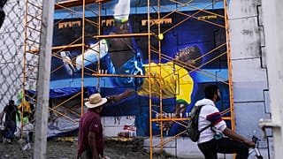 Passanten gehen in Guadalajara an einem Street-Art-Graffiti mit Brasiliens Fußballlegende Pelé vorbei, vor der Eröffnung der Fußball-WM, Mittwoch, 10. Juni 2026.
