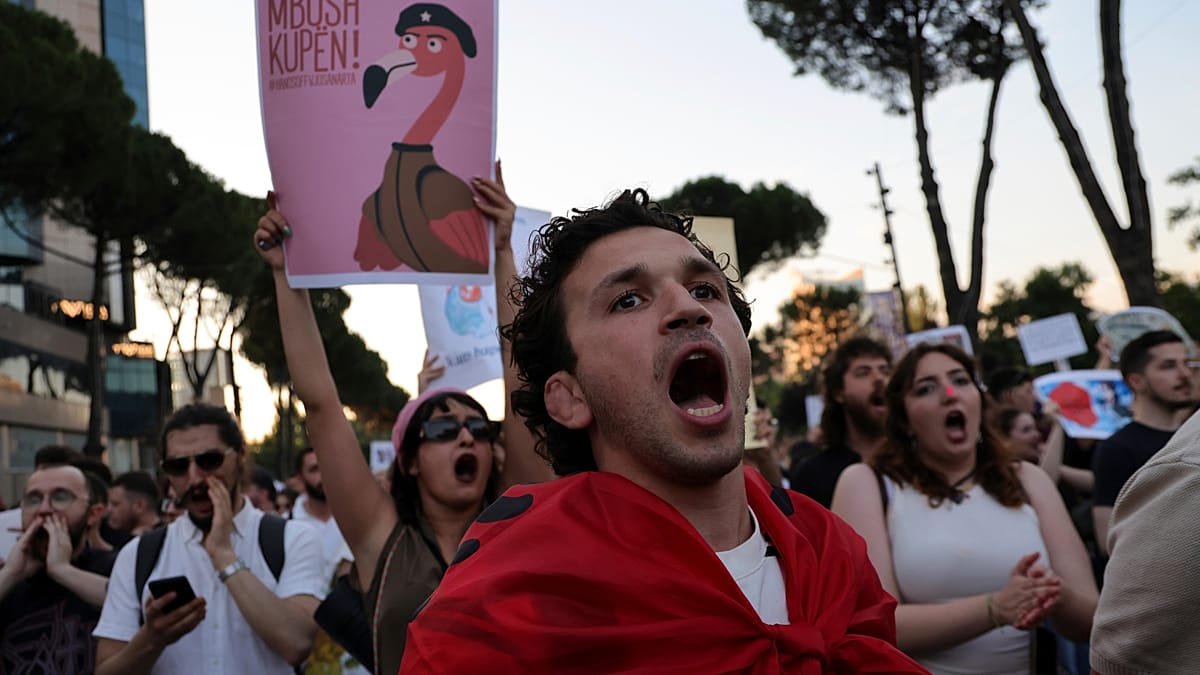 Albania, migliaia in piazza al 12º giorno di prote