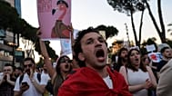 Des manifestants participent à un rassemblement à Tirana