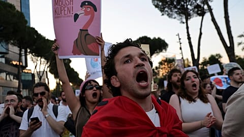 Διαδηλωτές συμμετέχουν σε συγκέντρωση στα Τίρανα