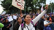Docentes protestan durante la jornada inaugural del Mundial de fútbol 2026 de la FIFA en Ciudad de México,