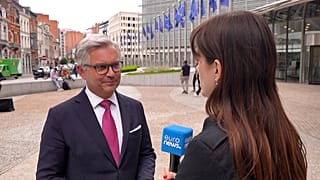 Magnus Brunner, commissario Ue per gli Affari interni e la Migrazione, e Angela Skujins, Euronews