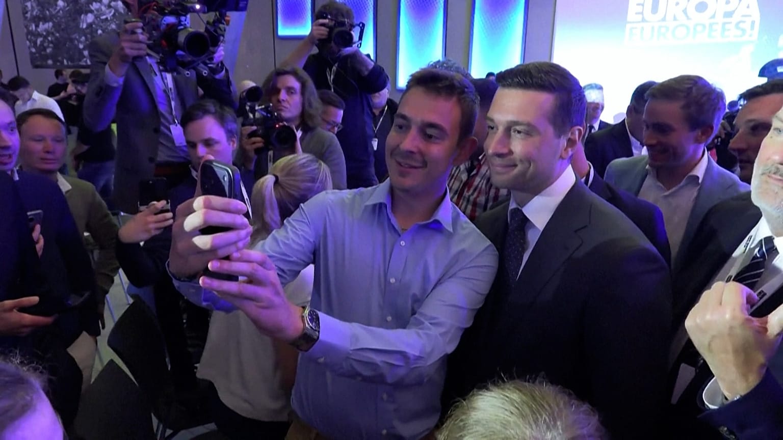 El líder de la extrema derecha francesa, Jordan Bardella, posa para fotos con varias personas.