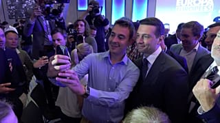 Лидер французских ультраправых Жордан Барделла фотографируется с людьми