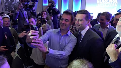 El líder de la extrema derecha francesa, Jordan Bardella, posa para fotos con varias personas.