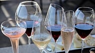 Foto de arquivo – Vários vinhos expostos em Sonoma, Califórnia, 10 de julho de 2017. (Foto AP/Eric Risberg, Arquivo)
