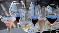 PHOTO D'ARCHIVES – Divers vins sont exposés à Sonoma, Californie, le 10 juillet 2017. (Photo AP/Eric Risberg, archives)