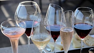 ARCHIVO - Diversos vinos se exponen en Sonoma, California, el diez de julio de 2017. (Foto AP/Eric Risberg, archivo)