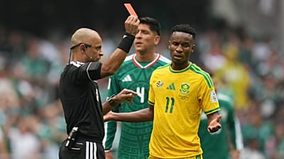 Schiedsrichter Wilton Sampaio zeigt Südafrikas Themba Zwane im WM-Gruppenspiel Mexiko gegen Südafrika in Mexiko-Stadt die Rote Karte, 11.06.2026