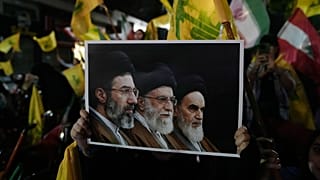 يرفع أحد أنصار حزب الله ملصقًا خلال تجمع احتجاجي ضد العملية العسكرية ضد إيران في الضاحية الجنوبية لبيروت، لبنان، الأربعاء 10 يونيو/حزيران 2026. 