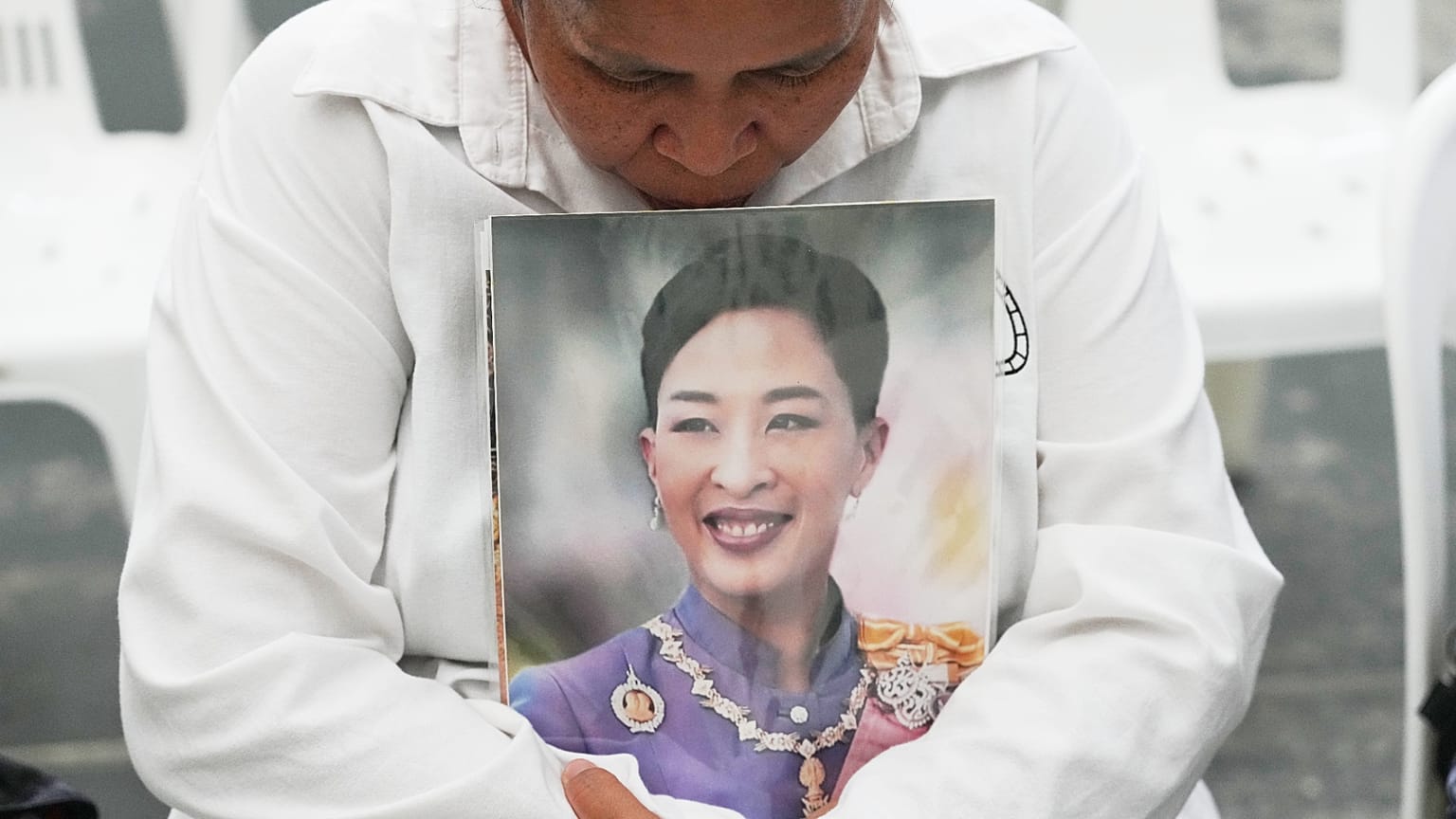 Uma pessoa segura uma fotografia da falecida princesa tailandesa Bajrakitiyabha Mahidol, em Banguecoque, na Tailândia. 12 de junho de 2026.