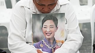 Una persona regge una foto della defunta principessa thailandese Bajrakitiyabha Mahidol a Bangkok, in Thailandia. 12 giugno 2026.