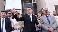 Silivri Belediye Başkanı Bora Balcıoğlu (ortada) 2024 seçimlerinin ardından belediye binasının girişinde mazbatasını tutarken