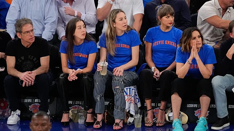 Ben Stiller, Alana Haim, Este Haim, Taylor Swift und Mariska Hargitay verfolgen Spiel 4 der NBA-Finals zwischen den San Antonio Spurs und den New York Knicks, 10. Juni, New York.