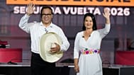 Keiko Fujimori, del partido Fuerza Popular, y su rival Roberto Sánchez, saludan en Lima, Perú, el domingo 31 de mayo de 2026. (Foto AP/Martin Mejia)