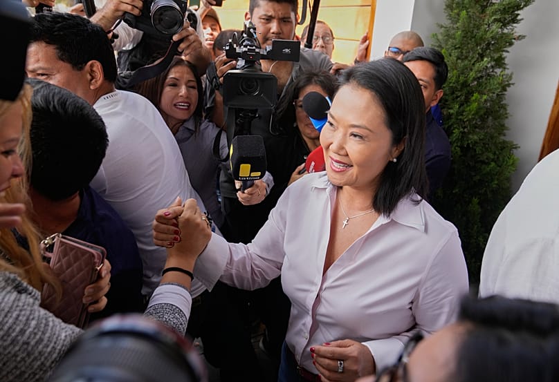 Keiko Fujimori, a Népi Erő (Fuerza Popular) párt jelöltje a limai otthona előtt, Peruban, 2026. június 11-én